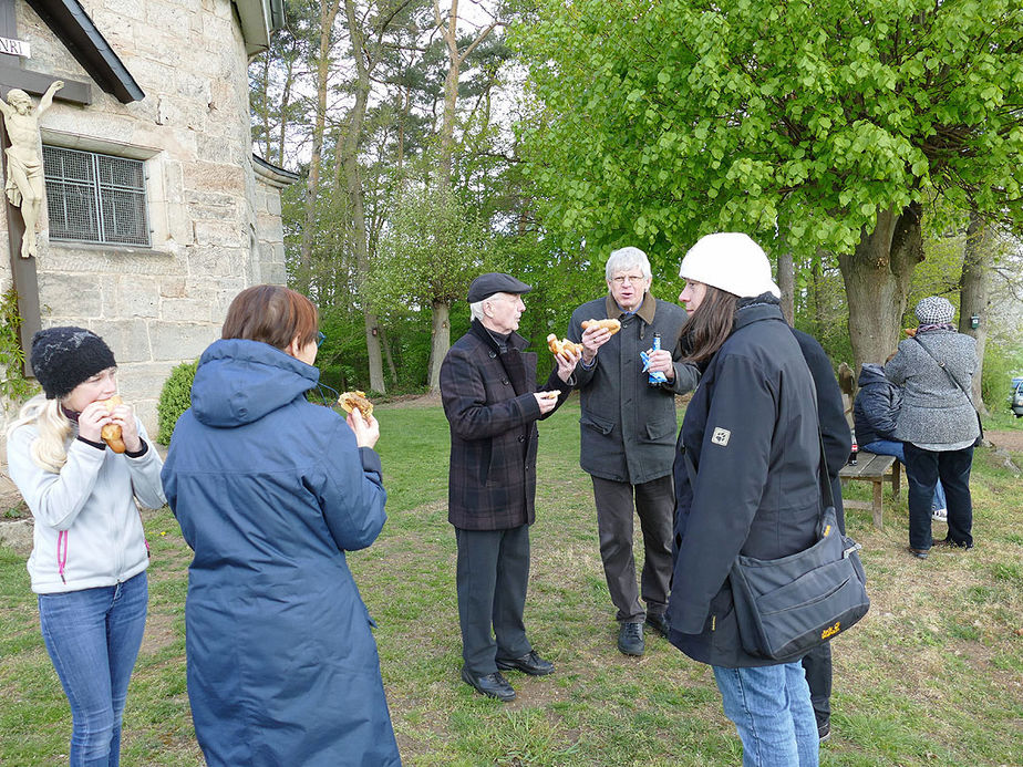 Bittprozession an der Weingartenkapelle (Foto: Karl-Franz Thiede)